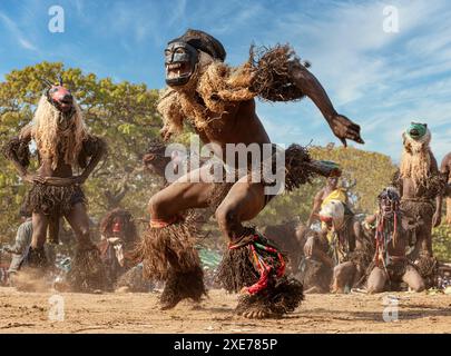 Maskierte Tänzer, die traditionelle Kulamba-Zeremonie der Chewa aus Sambia, Mosambik und Malawi, Sambia Stockfoto