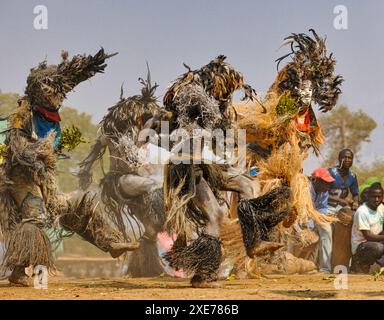 Maskierte Tänzer, die traditionelle Kulamba-Zeremonie der Chewa aus Sambia, Mosambik und Malawi, Sambia Stockfoto