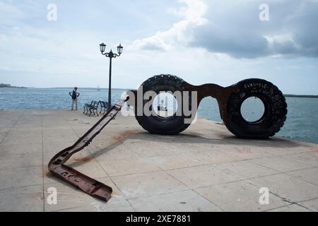 Skulptur am Hafen, Cienfuegos, Kuba, Westindien, Karibik, Zentralamerika Stockfoto