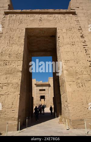 Eingangstor zum ersten Innenhof, erster Pylon, Medinet Habu, Totentempel von Ramesses III, 1187-56 v. Chr., altes Theben, Luxor, Ägypten Stockfoto