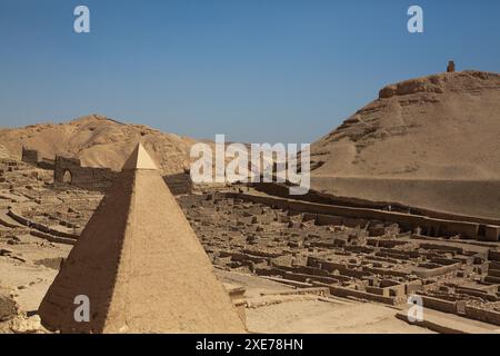 Eingang zum Grab im Vordergrund, Ruinen des Arbeiterdorfes im Hintergrund, Deir el-Medina, altes Theben, UNESCO-Weltkulturerbe, Luxor, Ägypten Stockfoto