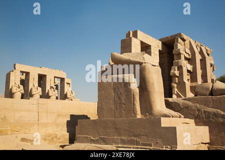 Unterteil, Koloss von Ramesses II, Ramesseum, Gedenktempel von Pharao Ramesses II, 13. Jahrhundert v. Chr., altes Theben, Luxor, Ägypten Stockfoto