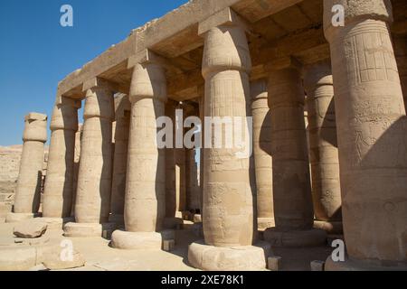 Säulen, Hypostilsaal, Ramesseum, Gedenktempel des Pharao Ramesses II, 13. Jh. v. Chr., altes Theben, UNESCO-Weltkulturerbe, Luxor, Ägypten Stockfoto