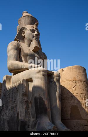 Statue von Rameses II, Innenhof von Rameses II, Tempel von Luxor, UNESCO-Weltkulturerbe, Luxor, Ägypten, Nordafrika, Afrika Stockfoto