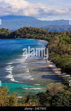 Blick nach Süden zum Paal Beach und Tangkoko Nature Reserve hinter dem Pulisan Resort und Strand unten, Pulisan, Minahasa Highlands, North Sulawesi Stockfoto