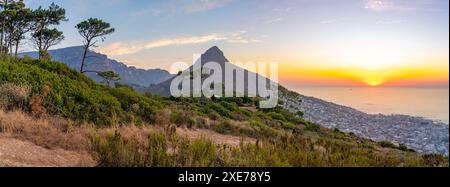 Blick auf Lion's Head und Bantry Bay bei Sonnenuntergang von Signal Hill, Kapstadt, Westkap, Südafrika, Afrika Stockfoto