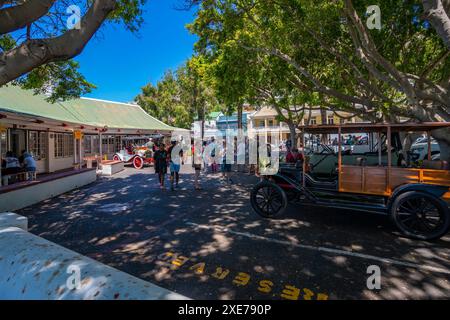 Blick auf Oldtimer am Jubilee Square, Simon's Town, Kapstadt, Westkap, Südafrika, Afrika Stockfoto