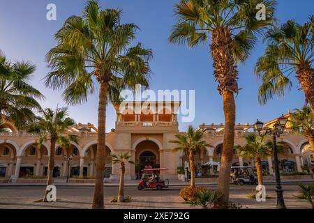 Blick auf die traditionellen Gebäude in der Altstadt von Sahl Hasheesh, Sahl Hasheesh, Hurghada, dem Gouvernement des Roten Meeres, Ägypten, Nordafrika, Afrika Stockfoto