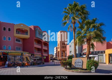 Blick auf farbenfrohe Geschäfte und Bars in Hurghada Marina, Hurghada, Rotes Meer Gouvernement, Ägypten, Nordafrika, Afrika Stockfoto