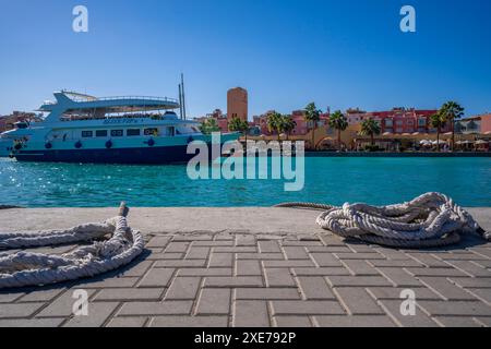 Blick auf Boot und Uferpromenade in Hurghada Marina, Hurghada, Gouvernement Rotes Meer, Ägypten, Nordafrika, Afrika Stockfoto