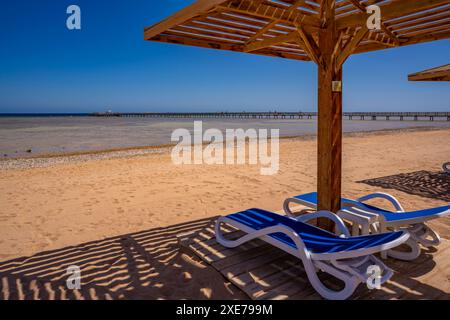 Blick auf die Sonnenliegen am Strand in der Nähe von Sahl Hasheesh, Sahl Hasheesh, Hurghada, Rotes Meer Gouvernement, Ägypten, Nordafrika, Afrika Stockfoto