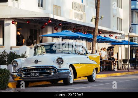 Oldsmobile Super 88 Cabriolet parkt vor dem Avalon Hotel, Ocean Drive, South Beach, Miami, Dade County, Florida, Vereinigte Staaten von Amerika Stockfoto