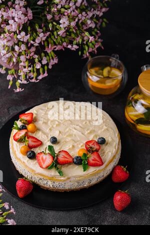 Käsekuchen mit Mohn, dekoriert mit frischen Erdbeeren Stockfoto