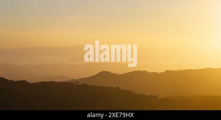 Sonnenuntergang über der Landschaft in der Nähe von Santa Elena, Provinz Puntarenas, Costa Rica, Mittelamerika Stockfoto