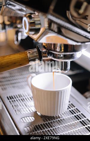 Makroaufnahme der Zubereitung von Espresso auf einer professionellen Kaffeemaschine Stockfoto