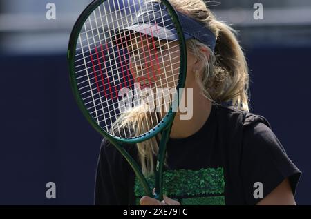 26. Juni 2024; Devonshire Park, Eastbourne, East Sussex, England: Rothesay International Eastbourne, Tag 3, Katie Boulter (GBR) übt vor ihrem Einzel-Spiel für Frauen Stockfoto