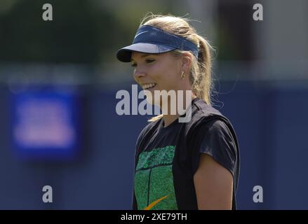 26. Juni 2024; Devonshire Park, Eastbourne, East Sussex, England: Rothesay International Eastbourne, Tag 3, Katie Boulter (GBR) übt vor ihrem Einzel-Spiel für Frauen Stockfoto