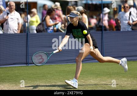 26. Juni 2024; Devonshire Park, Eastbourne, East Sussex, England: Rothesay International Eastbourne, Tag 3, Katie Boulter (GBR) trifft vor dem Einzel-Spiel ihrer Frauen Stockfoto