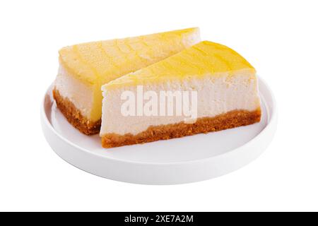 Zwei Scheiben Zitronenkäsekuchen auf einem Teller Stockfoto