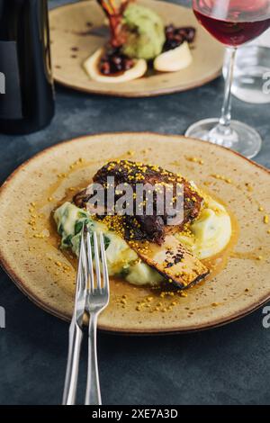 Bier geschmorte Unterbrust auf Kartoffelpüree Stockfoto