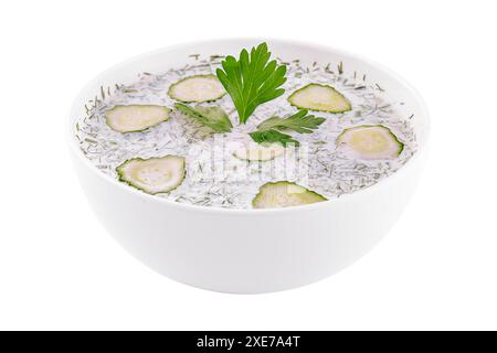 Kalte Sommersuppe mit Joghurt und Gemüse Stockfoto