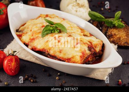 Köstliche Auberginen-Lasagne in Backform Stockfoto