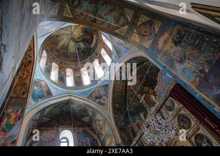 Tiflis, Georgien - 11. Juni 2024: Die armenisch-apostolische Kirche befindet sich in Tiflis, Georgien. Stockfoto