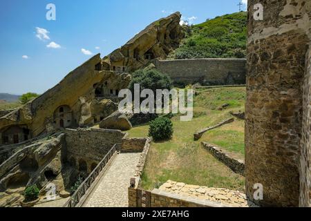 Udabno, Georgien – 20. Juni 2024: David Gareji ist ein orthodoxes Kloster in der Region Kachetien in Georgien. Stockfoto