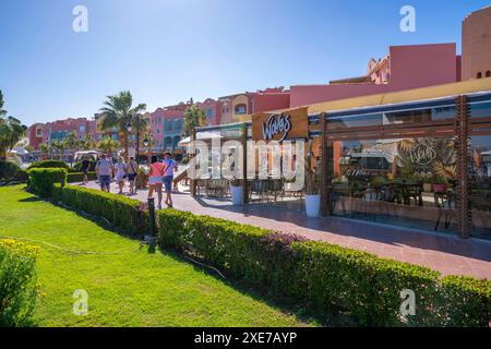 Blick auf Café und Restaurant in Hurghada Marina, Hurghada, Gouvernement Rotes Meer, Ägypten, Nordafrika, Afrika Copyright: FrankxFell 844-34238 Stockfoto