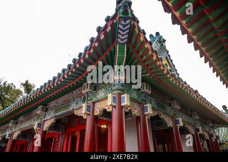 Koxinga's Schrein – chinesischer Tempel mit blauem Dach und roten Türen in Tainan, Taiwan Stockfoto