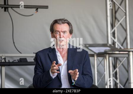 BROADCHALKE, WILTSHIRE, UK, 26. Juni 2024, Feargal Sharkey spricht über die Bedeutung des Chalk Stream beim Chalke History Festival, dem führenden Geschichtsfestival Großbritanniens. Die Veranstaltung zieht Hunderttausende von Geschichtsinteressierten an, darunter Zehntausende von Schulkindern. John Rose/Alamy Live News Stockfoto