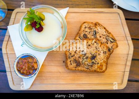 Entenleberpastete Vorspeise mit Obst und Nusskuchen in einem tschechischen Restaurant, serviert auf einem Holzbrett Stockfoto