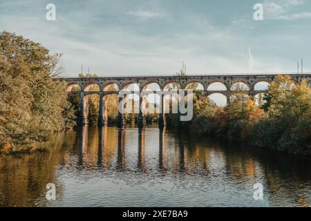 Eisenbahnbrücke mit Fluss in Bietigheim-Bissingen, Deutschland. Herbst. Eisenbahnviadukt über die Enz, erbaut 1853 von Karl vo Stockfoto