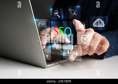 Geschäftsleute analysieren mithilfe eines Laptops die Optimierung der SEO-Suchmaschine, um den Ranking-Traffic auf der Website zu fördern und Ihre Website für die Suche zu optimieren Stockfoto