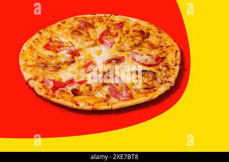 Pizza auf Cremebasis mit Tomaten, Mais und Mozzarella Stockfoto