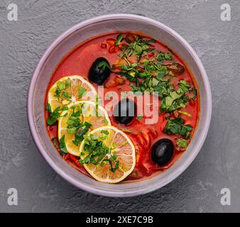 Rote Suppe Soljanka, mit Wurst, Oliven und Zitrone Stockfoto