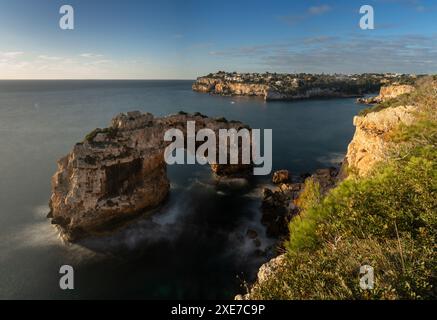 Blick auf den natürlichen Kalksteinbogen von es Pontas auf Mallorca Stockfoto