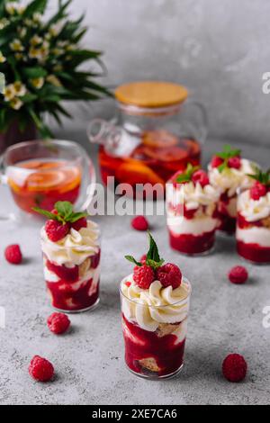 Mehrschichtiges Dessert mit Vanillekuchen, Schlagsahne und frischen Himbeeren Stockfoto