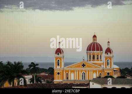 Kathedrale von Granada in der Abenddämmerung, Granada, Nicaragua, Zentralamerika Copyright: BenxPipe 848-2877 Stockfoto