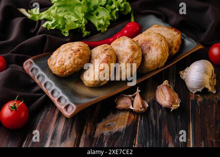 Köstliche hausgemachte Schnitzel auf dem Teller mit Blick von oben Stockfoto