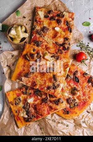 Pizza mit Hackfleisch, Artischocken und Pilzen Stockfoto