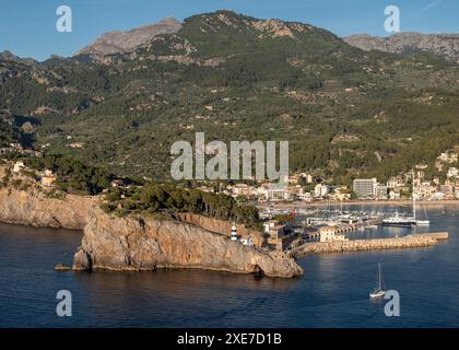 Schiff fährt in den Hafen von Soller ein Stockfoto