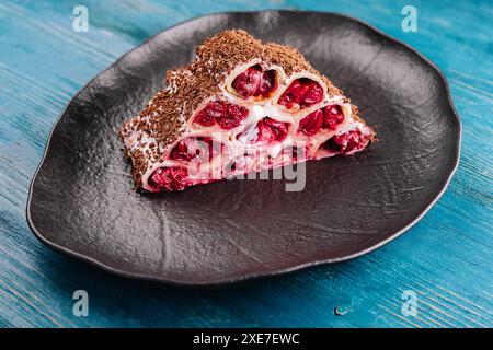 Kuchen aus gerollten Pfannkuchen mit Sahne, Kirschen und geriebener Schokolade Stockfoto