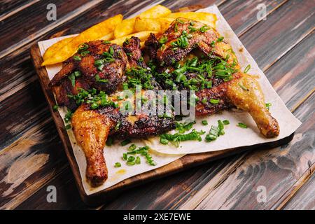 Gebratenes Hähnchen Piri Piri mit Pommes frites Stockfoto