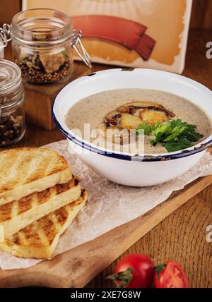 Pilzpüree Suppe mit Toast an Bord Stockfoto