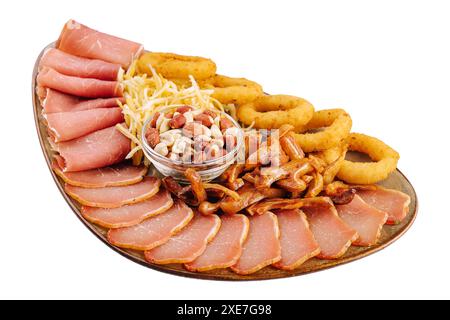 Getrocknetes Rindfleisch, gebratene Schweineohren, Zwiebelringe, Calamari, Nüsse, auf einer Platte Stockfoto