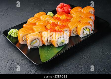 Philadelphia Roll Sushi mit Lachs, Garnelen, Avocado, Frischkäse Stockfoto