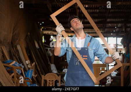 Der Zimmermann arbeitet in seiner Tischlerei. Das Sehvermögen wird verwendet, um die Genauigkeit zu gewährleisten. Stockfoto