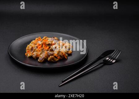 Köstliche gedünstete Hühnchenmagizzards mit Karotten und Tomaten Stockfoto