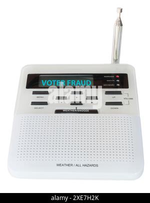 Weißes digitales Gefahrenradio und Wetterradio, das eine Benachrichtigung über Wahlbetrug erhalten hat und die Warnung auf dem Display anzeigt. Stockfoto